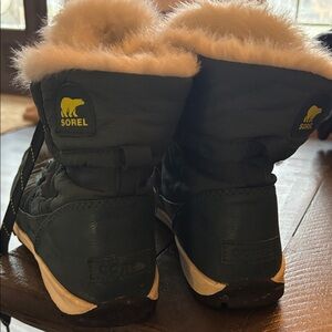 Sorel Womans Green and White Winter Boots Size 8.5